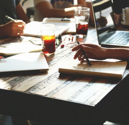 Formation en groupe à la psychothérapie intégrative en analyse transactionnelle avec des participants en échange autour d'une table
